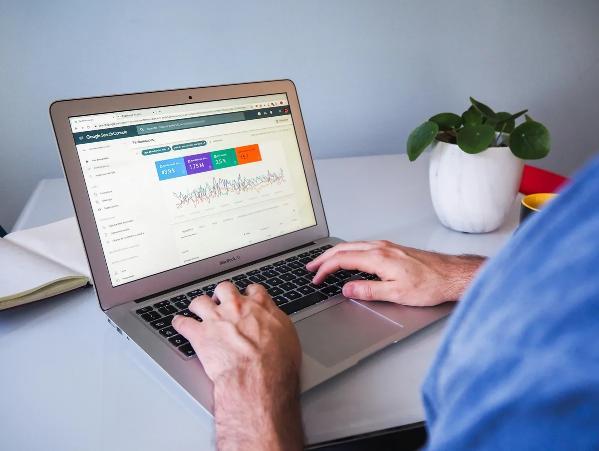 Profesional revisando Google Search Console durante una auditoría de rediseño web