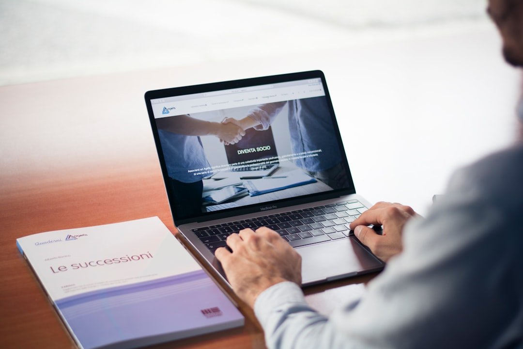 Profesional consulta en Google qué buscar antes de contratar un abogado, con libro de sucesiones junto a Ventia Group