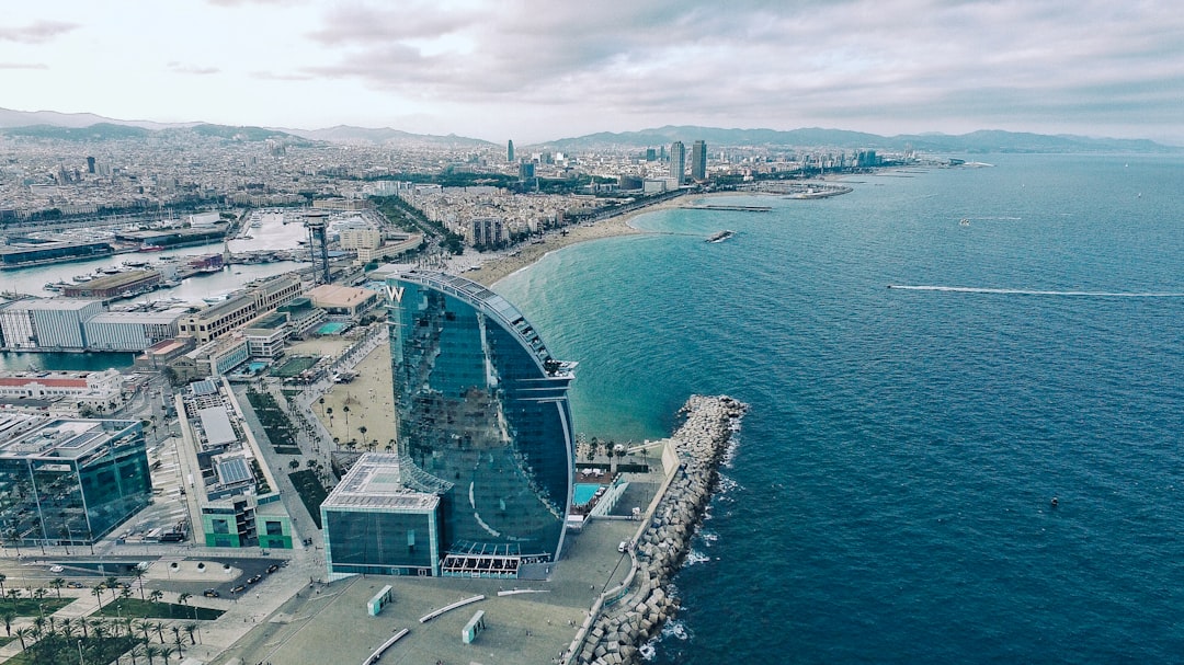 Vista aérea de Barcelona y su costa mediterránea, ciudad donde Ventia Group ayuda a elegir la mejor agencia SEO
