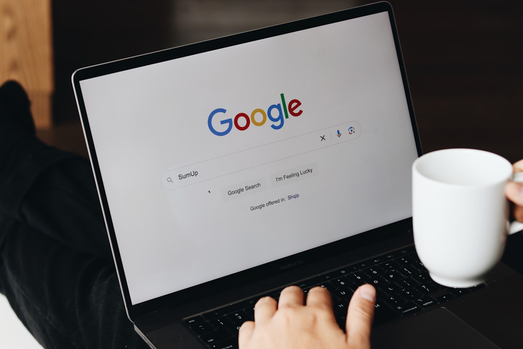Persona buscando en Google desde un MacBook, estrategia que Ventia Group usa para posicionar empresas en los primeros resultados