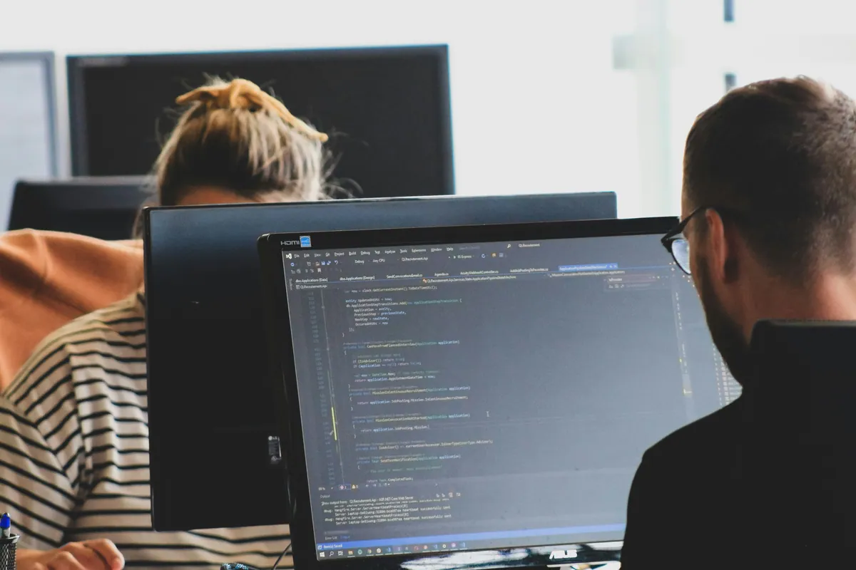 Equipo de desarrollo revisando código para optimizar el SEO local