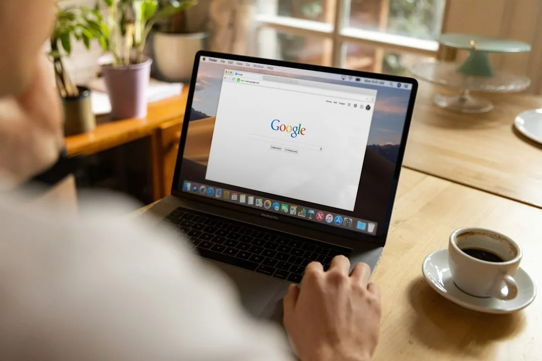 Profesional usando Google en MacBook para que su empresa aparezca por servicios, con estrategia SEO de Ventia Group