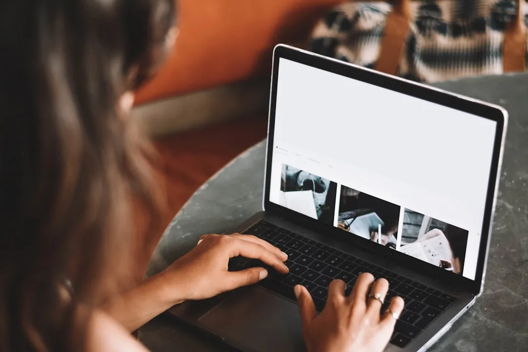 Ventia Group explica cómo evitar errores comunes en un blog mientras una mujer gestiona su web desde un portátil