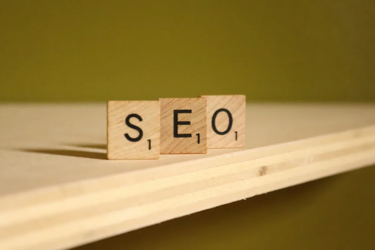 Fichas de madera con las letras SEO