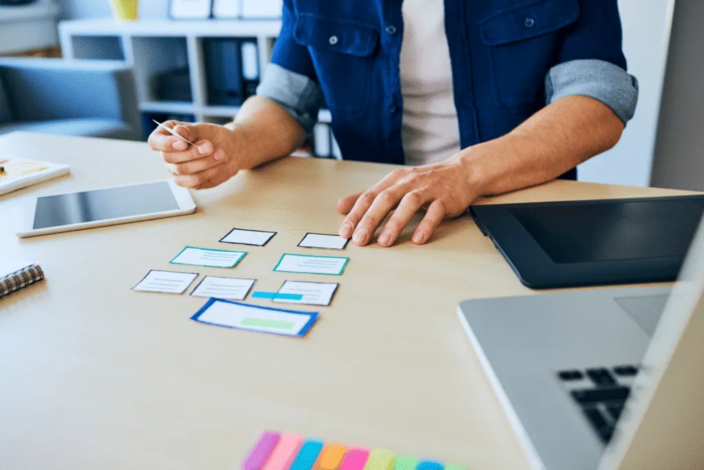 Professional organising cards to define a strategy and objectives