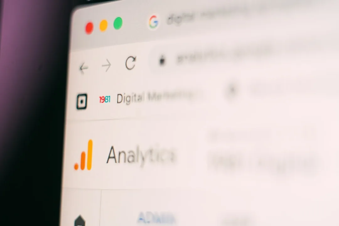 Pantalla con Google Analytics y Digital Marketing, herramientas clave para que Ventia Group analice por qué la competencia supera tu posición en Google