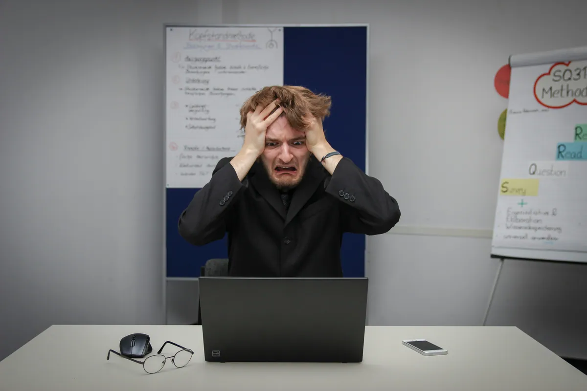 Profesional preocupado ante un portátil por la falta de resultados SEO