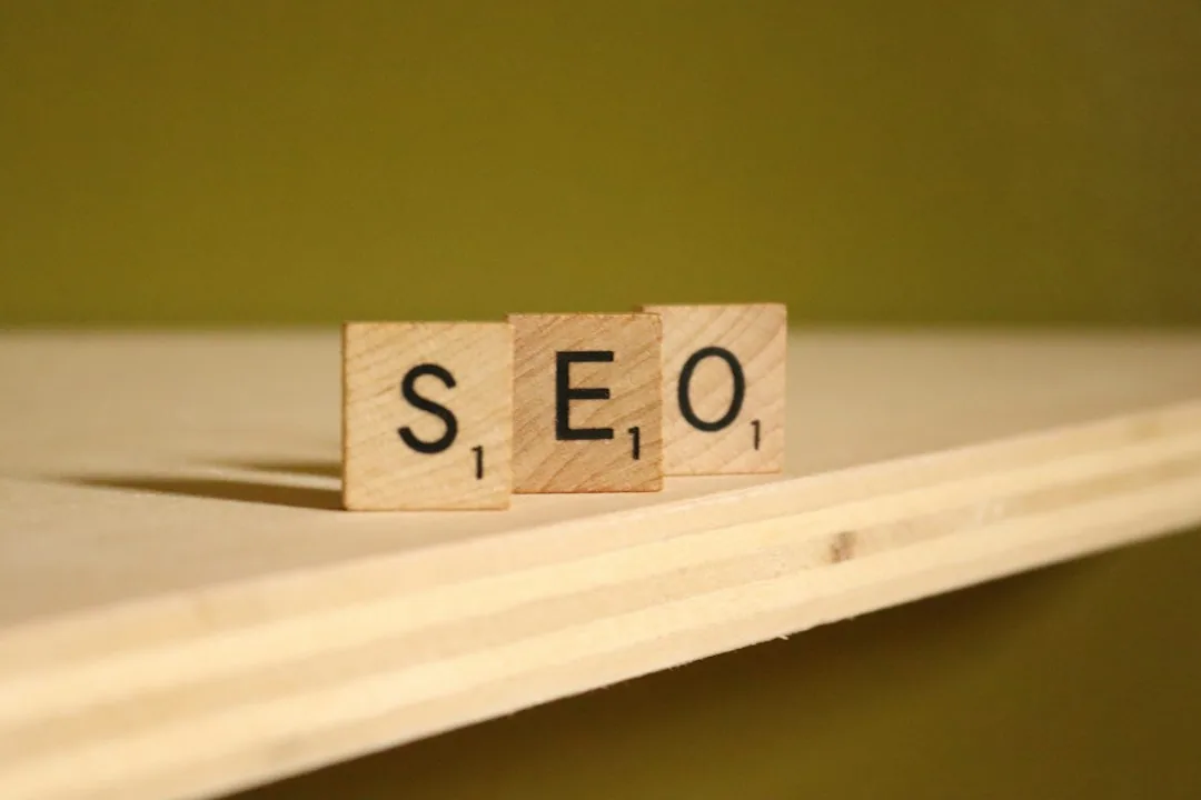 Fichas de Scrabble con las letras SEO, símbolo de canibalización SEO que Ventia Group ayuda a evitar