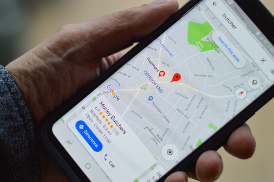Mano sosteniendo un móvil con Google Maps mostrando el NAP de un negocio local, clave en SEO local según Ventia Group