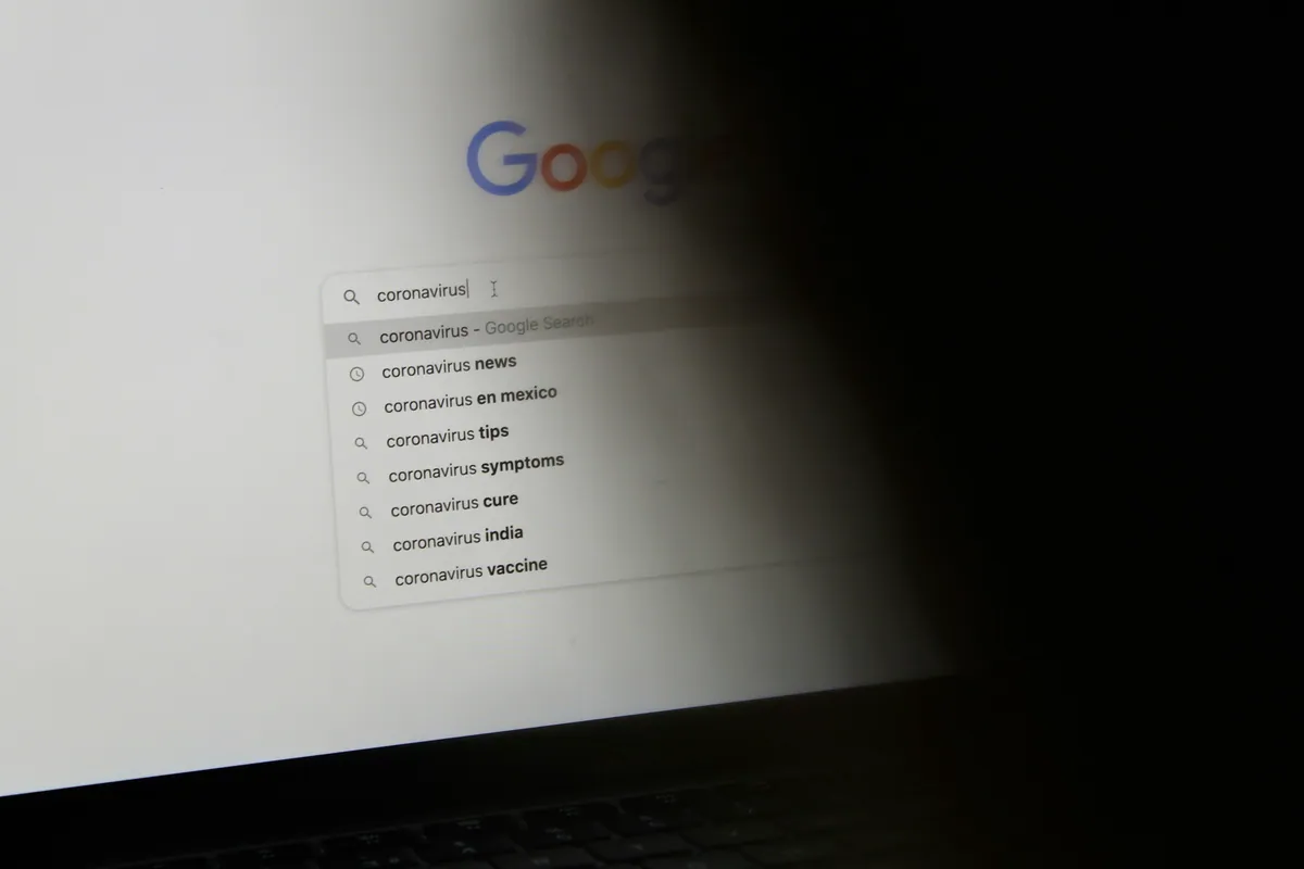 Página de resultados de Google con sugerencias de búsqueda