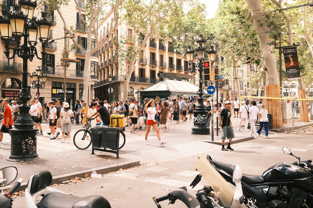 Concurrida Las Ramblas de Barcelona, escenario donde pymes locales pueden ganar clientes en Google con Ventia Group