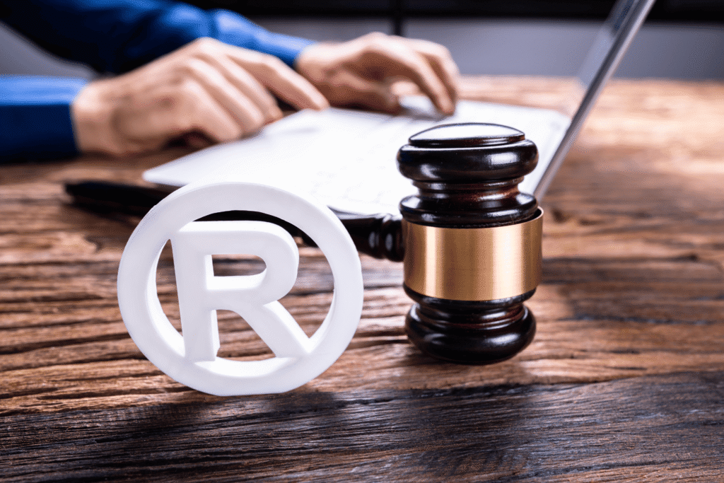 Abogado trabajando con el símbolo de marca registrada, representando el branding jurídico
