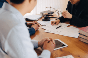 Dos consultores de Ventia Group hablando sobre el marketing para abogados