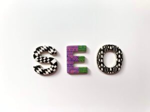 Letras decorativas S, E y O sobre fondo blanco. Concepto SEO y posicionamiento web.