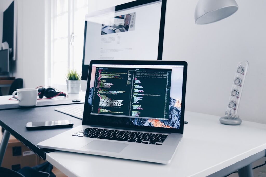 Experto de Ventia Group trabajando en estrategia de enlazado interno SEO con código en pantalla