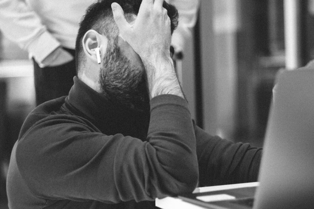 Hombre frustrado ante su portátil, reflejo de quien siente que su agencia SEO no da resultados, algo que Ventia Group ayuda a resolver
