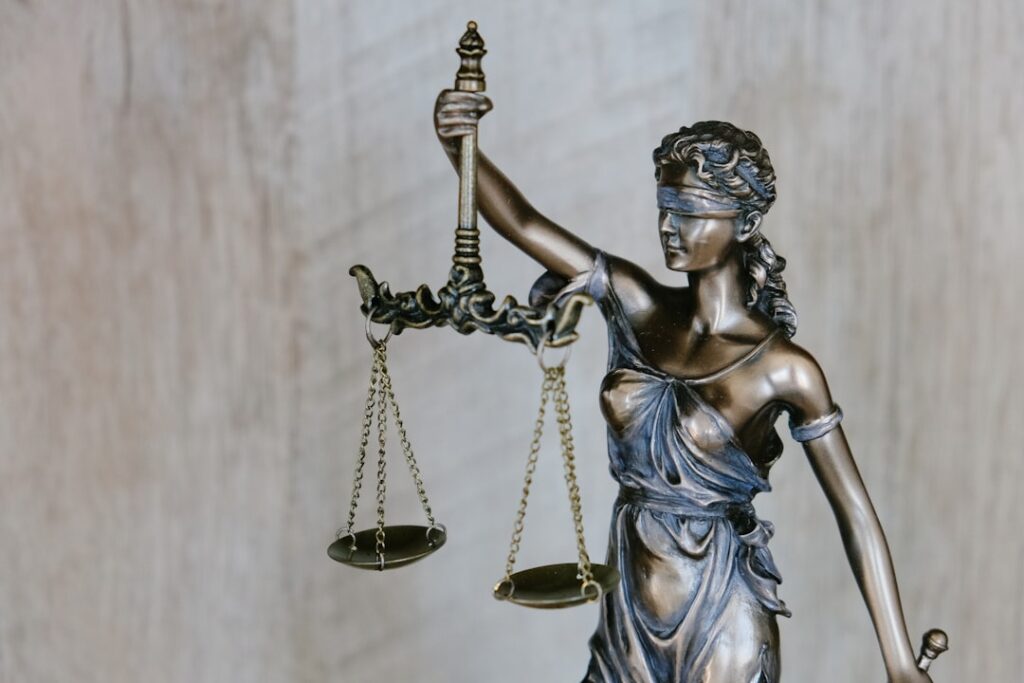 Estatua de la Justicia con balanza, símbolo del despacho de abogados que Ventia Group ayuda a captar más clientes con SEO
